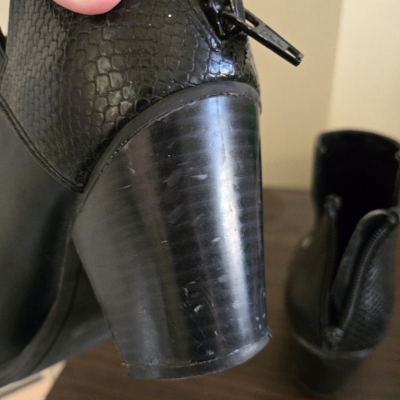 ✨ Vera Wang Black Ankle Boots – Chic & Effortless Size 7 - Picture 5 of 8